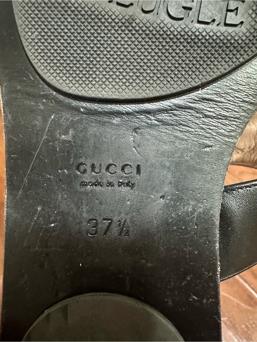 Gucci Black Sandals with Gold Emblem - Picture 6 of 6
